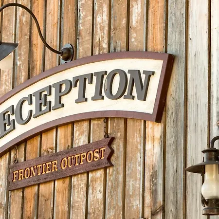 Davy Crockett Ranch アパートホテル 4*